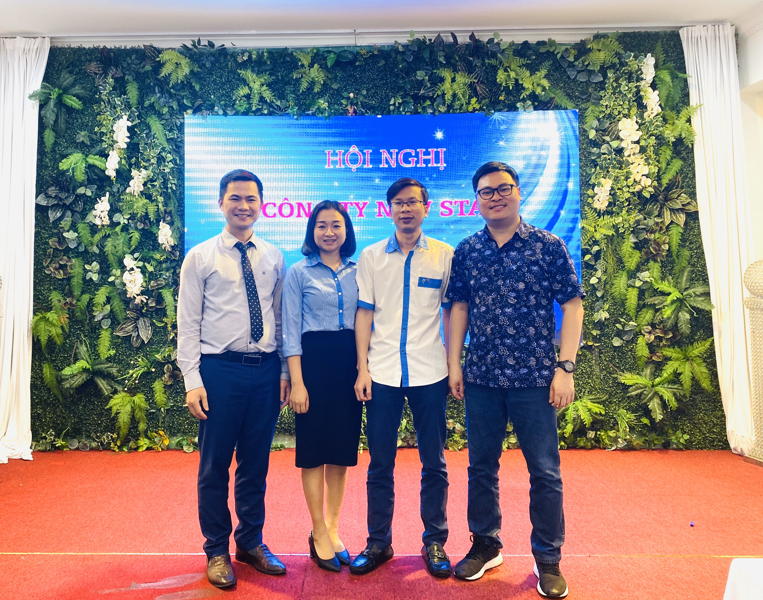 Chuyên gia Mai Trọng Nguyên cùng chuyên gia Trần Tiến Thịnh cùng Ban lãnh đạo công ty NEWSTAR