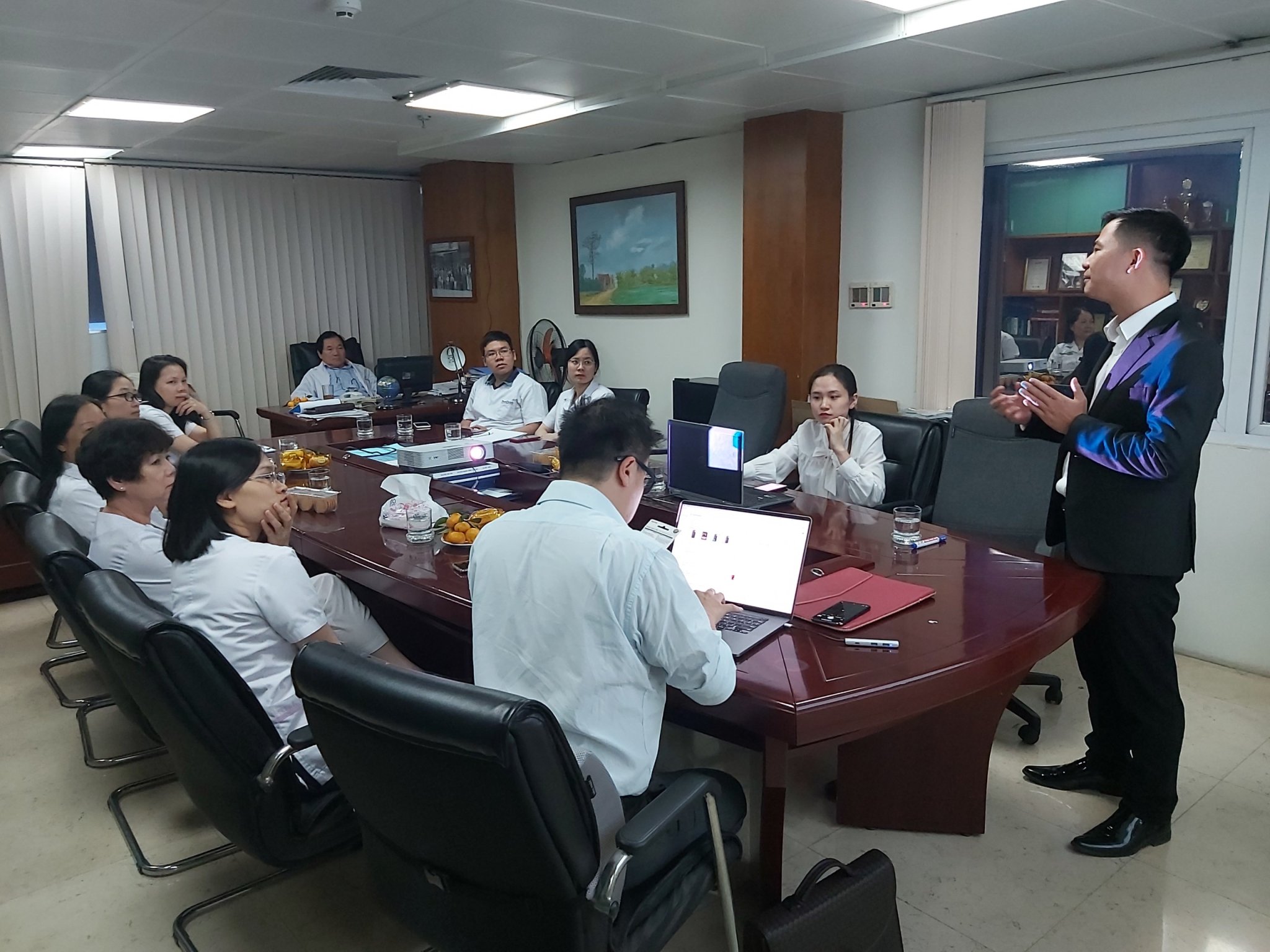 Không khí buổi đào tạo dự án của chuyên gia Mai Trọng Nguyên với cán bộ nhân sự Nha khoa Phạm Dương