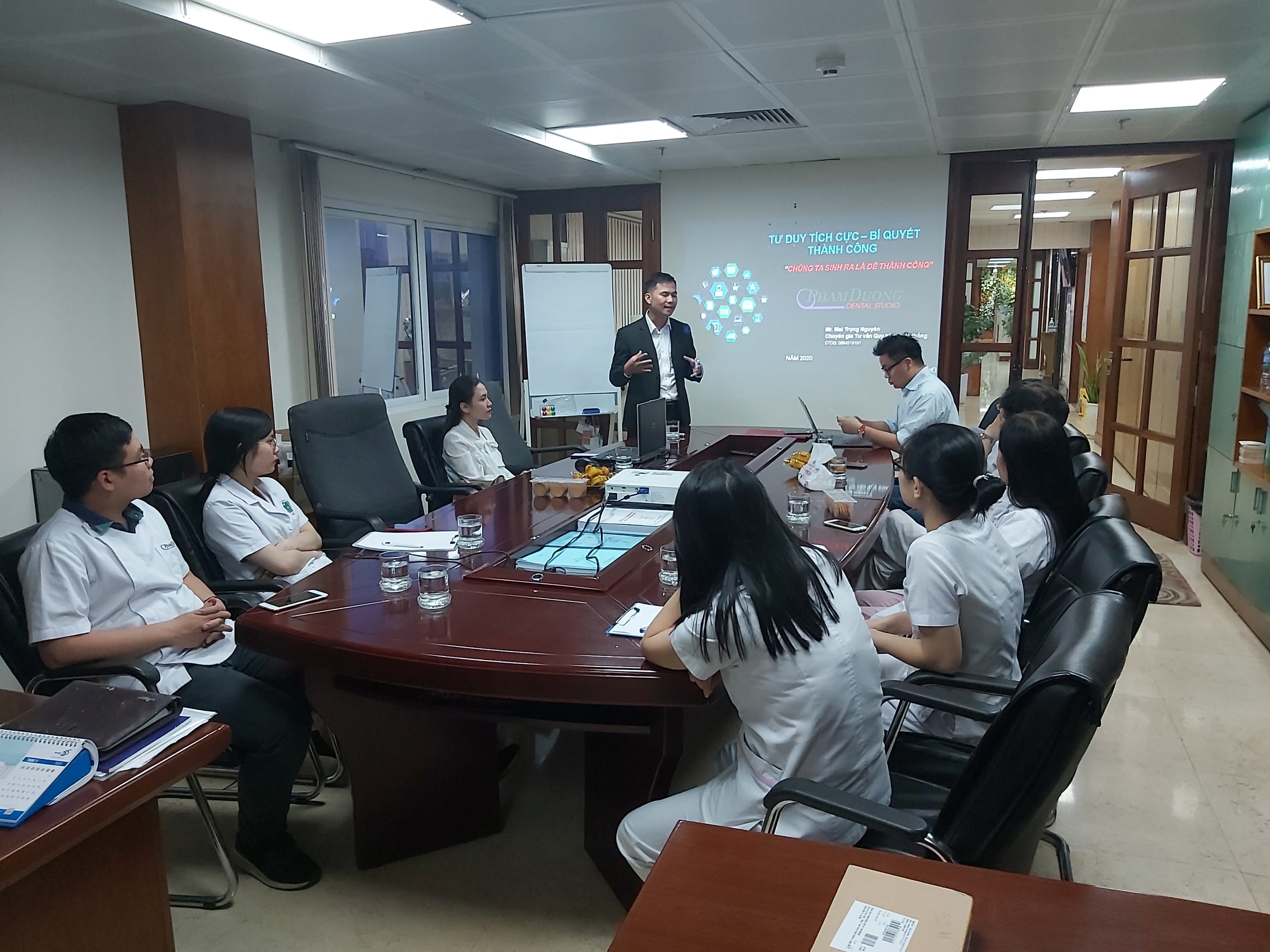 Chuyên gia Mai Trọng Nguyên trong buổi đào tạo dự án Nha khoa Phạm Dương