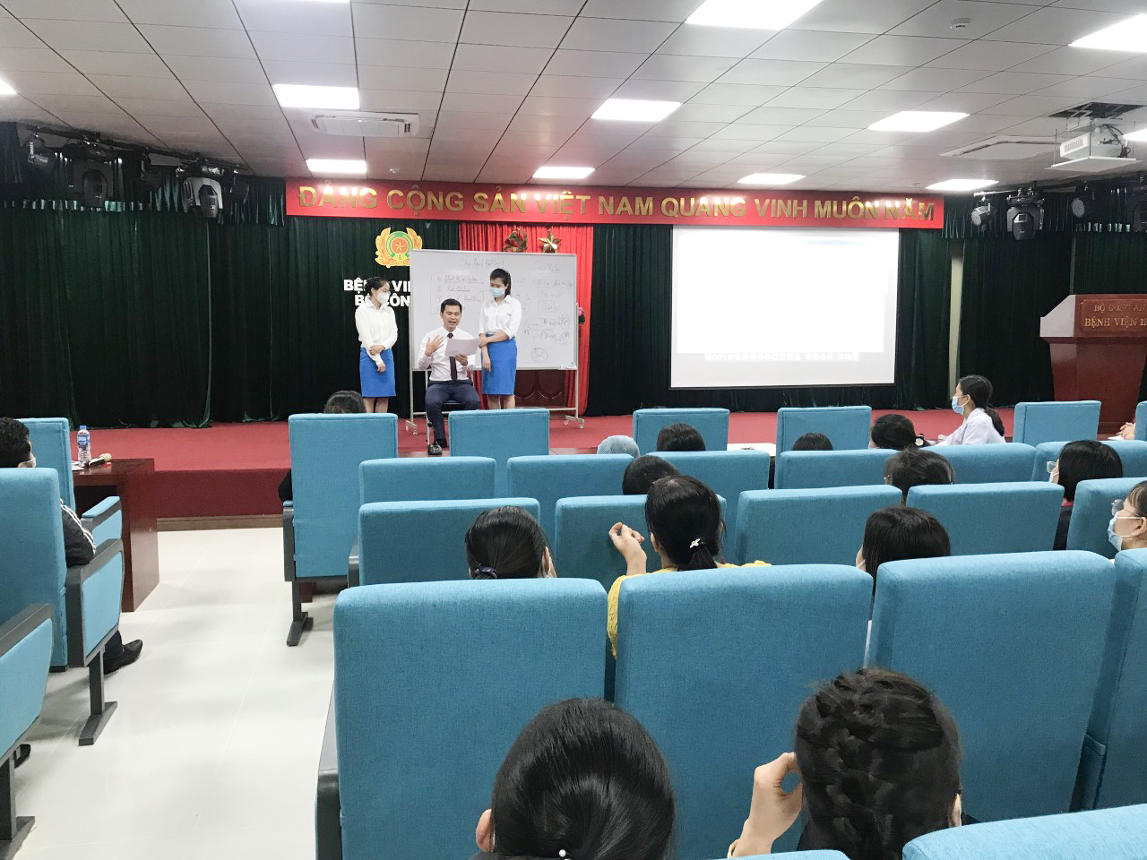 Chuyên gia Mai Trọng Nguyên đào tạo cán bộ quản lý của Bệnh viện